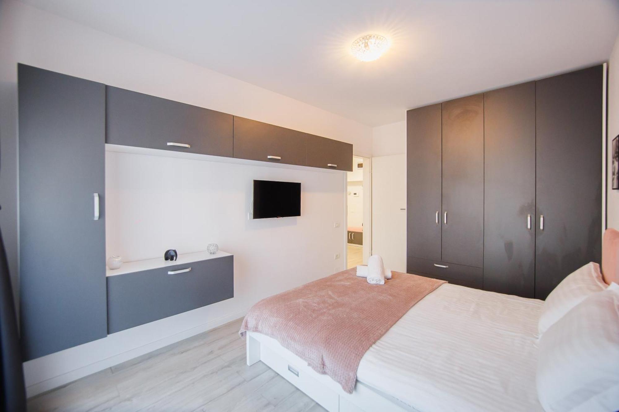 Pinky Black Escape Oradea Exterior foto